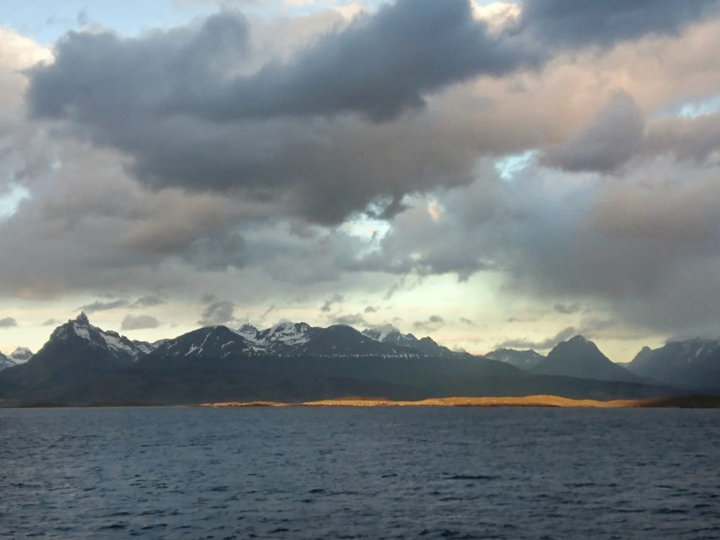 Arrivée sur Puerto Williams, détroit de Beagle, Ile Navarino, Chili