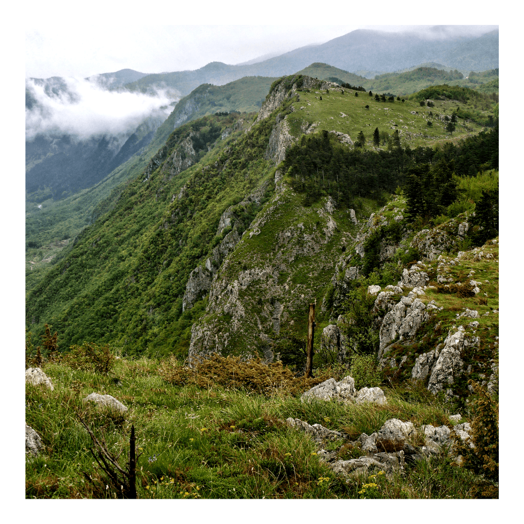 Chemin de crête sur les hauteurs d'Ajdovscina, Slovénie