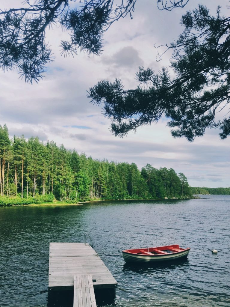 Barque à côté de son ponton sur les lacs du Dalsland en Suède